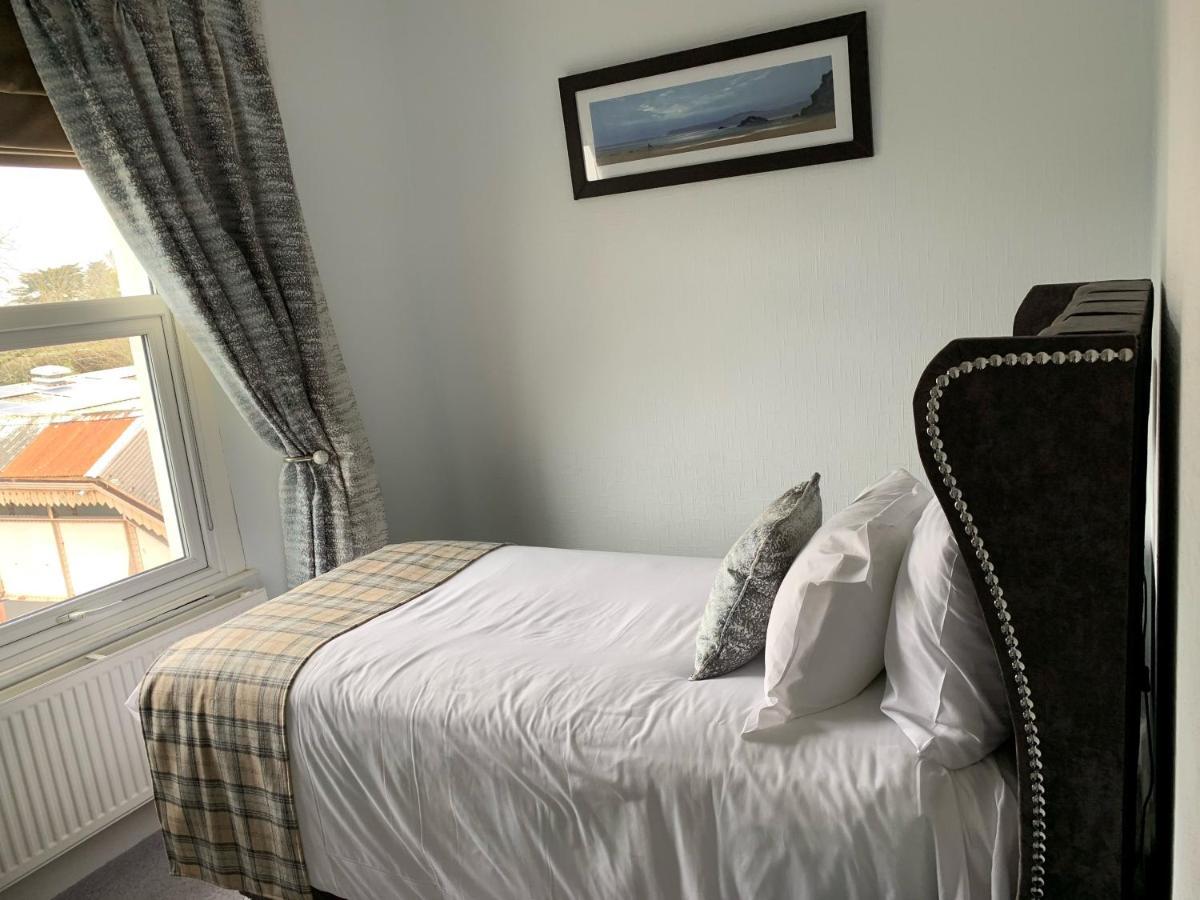 The Station Guest House Galmpton 外观 照片