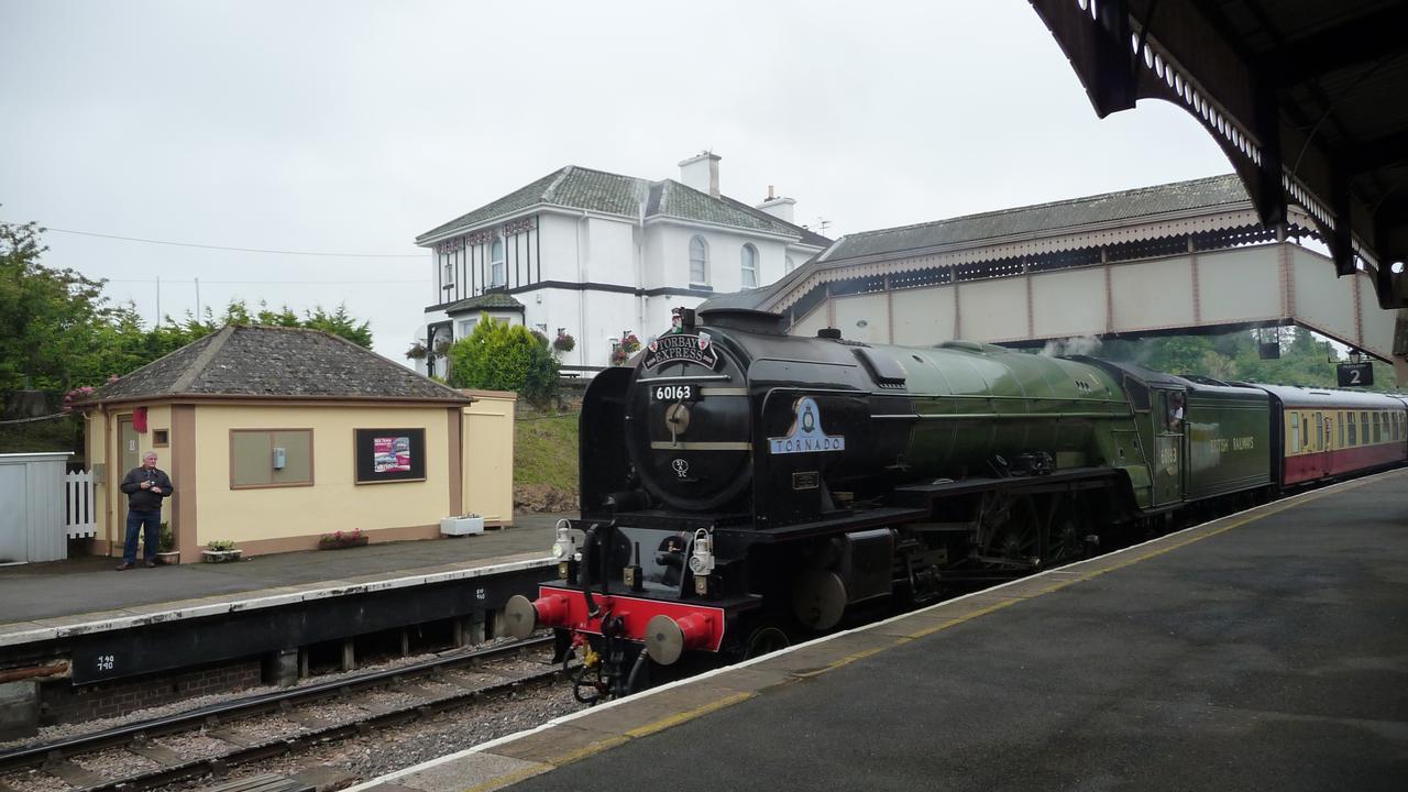 The Station Guest House Galmpton 外观 照片